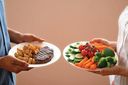 Tijdens de bijeenkomst van de Vegetariërsbond gaven experts inzicht in hoeverre sprake is van polarisatie in de eiwittransitie. Foto: Deze afbeelding is met behulp van AI gemaakt (Reve.art)
