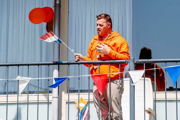 De laatste zonnige dag van april, Koningsdag. Coronavirus en de daarbij horende zorgen en somberheid of niet, Koningsdag werd door velen wel gevierd - thuis. - foto: ANP