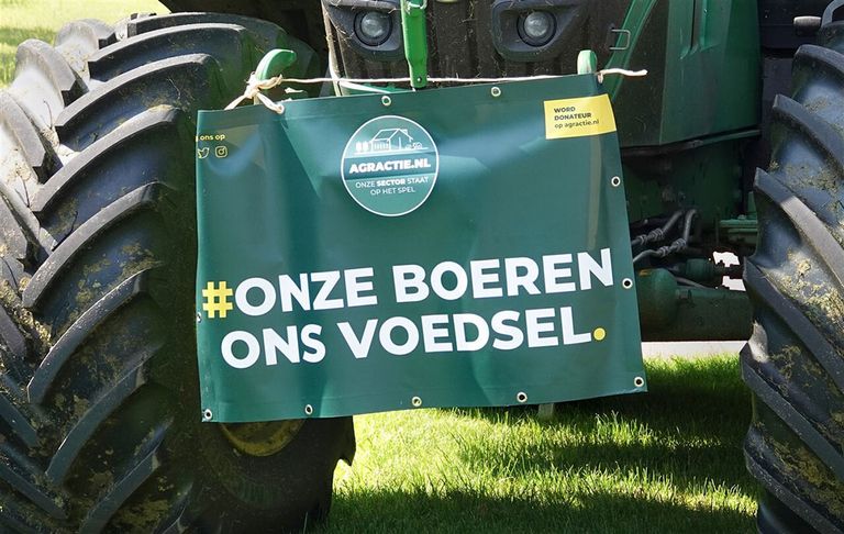 Afgelopen zomer vocht Agractie een van de posters aan bij de rechter. Boeren kwamen met trekkers en spandoeken naar de rechtbank om hun zaak kracht bij te zetten. - Foto: ANP