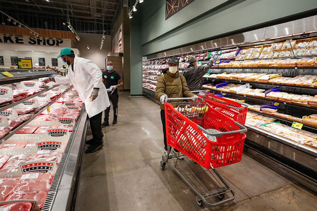 Vleesafdeling in een supermarkt in Chicago. Vooralsnog lijken de tijdelijke sluitingen van de slachterijen nog geen impact te hebben op het aanbod in de Amerikaanse winkels. Foto: ANP