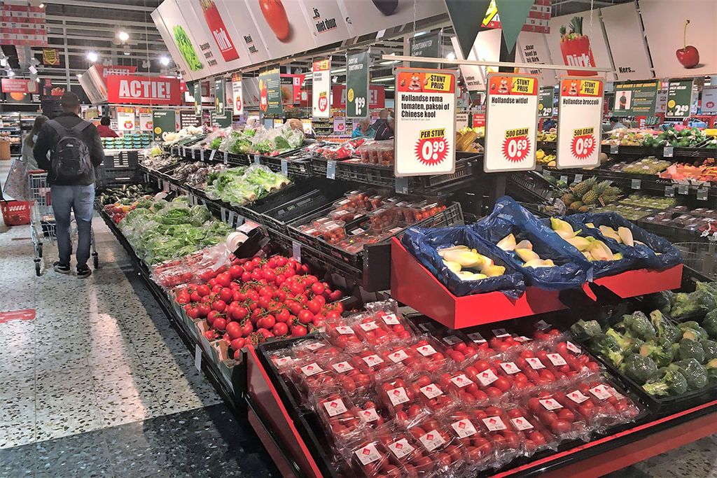 Supermarktacties zoals bij Dirk kunnen de grotere productie door het zonnige voorjaar wegzetten. - Foto: Ton van der Scheer