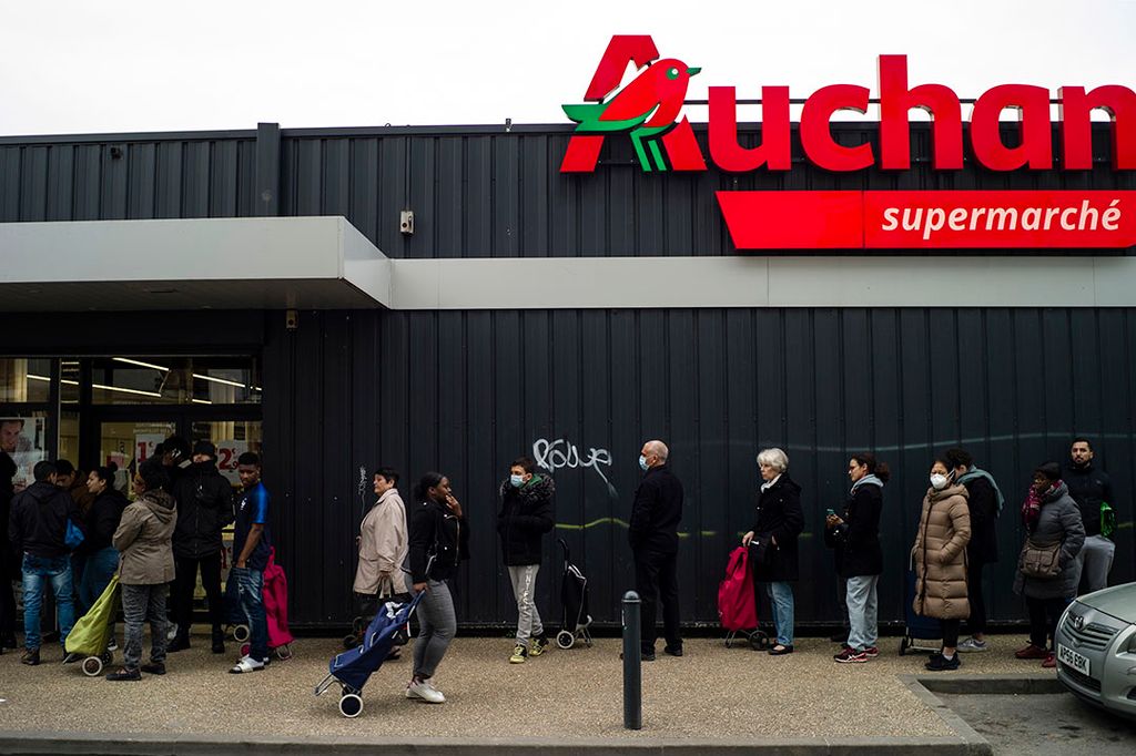 Klanten in de rij voor de Franse supermarkt Auchan. Franse supermarkten zetten het Franse product meer vooraan in de winkels. - Foto: ANP