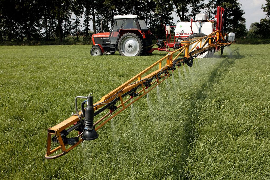 Doodspuiten van gras met glyfosaat. - Foto: Hans Prinsen