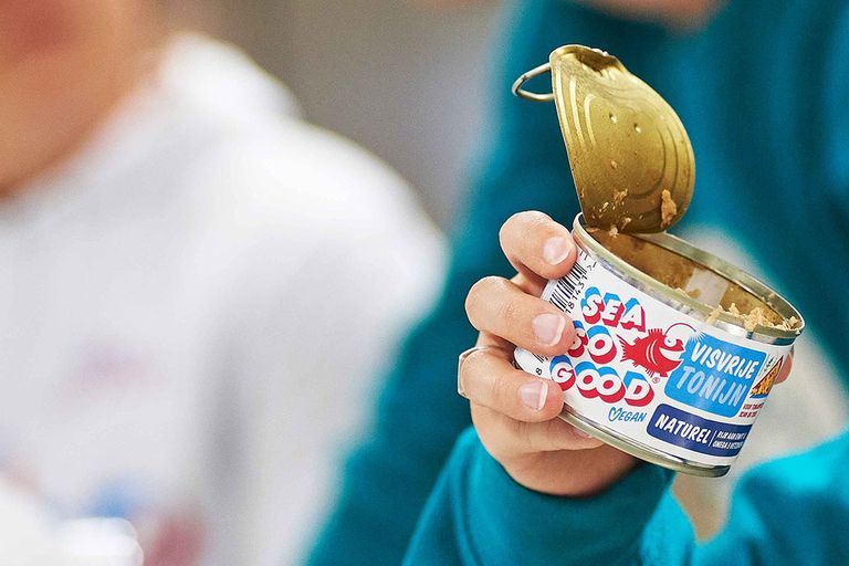 De blikjes met plantaardige tonijn van Seasogood waren onder andere te koop bij Albert Heijn en Crisp. - Foto: Van Assendelft Fotografie