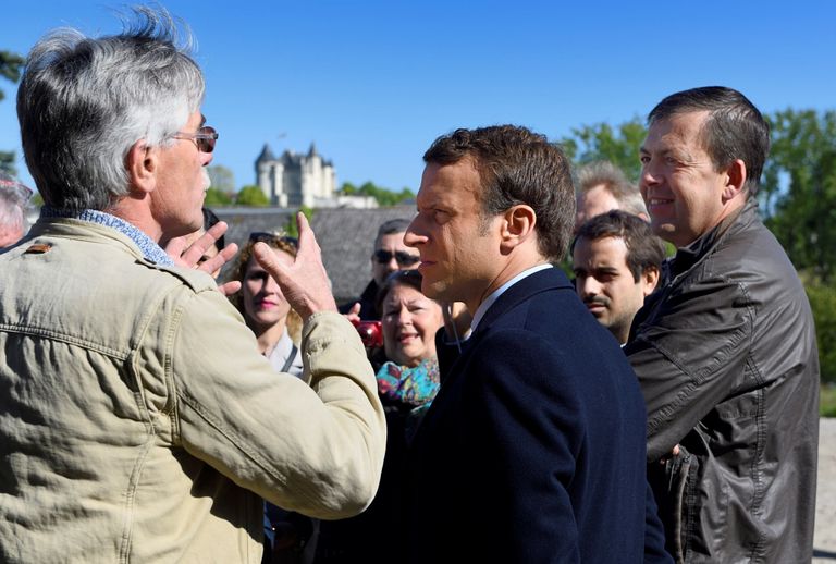 Boeren zijn een belangrijke factor voor de overgebeleven beide presidentskandidaten Marine le Pen en Emmanuel Macron. Hier is Macron in gesprek met boeren op een bedrijf in Usseau in de buurt van Poitiers. - Foto: ANP