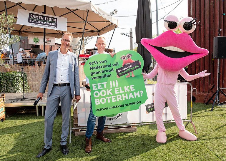 Directeur Toine Timmermans met de actiesticker op de startdag van Verspillingsvrije Week. - Foto: Stichting Samen Tegen Verspilling