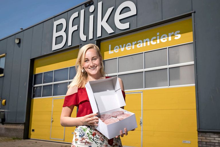 Pien van Streun, verantwoordelijk voor kwaliteit en processen bij start-up Bflike, voor het pand van het bedrijf in Elst. - Foto: Koos Groenewold