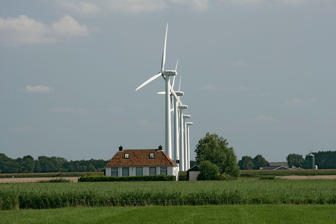 Windtubines zijn met een vergoeding voor de grondeigenaar van tussen ¬ 10.000 en ¬ 20.000 per plaats per jaar op zichzelf al interessant. Op percelen met al zonnepanelen kunnen ze de hectareopbrengst met duizenden euro's verhogen.