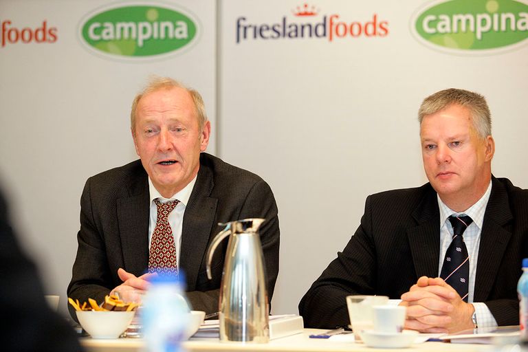 Sybren Attema (rechts), voorzitter van Friesland Foods, en Kees Wantenaar, voorzitter van Campina, bij de bekendmaking van de definitieve fusie tot FrieslandCampina in 2008. - Foto: Henk Riswick