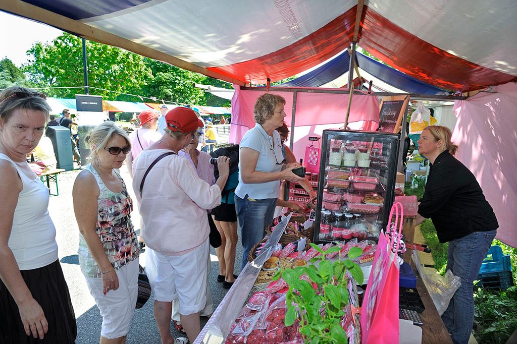 Biologische frambozenkweker op de markt. - Foto: Fotopersbureau Dijkstra