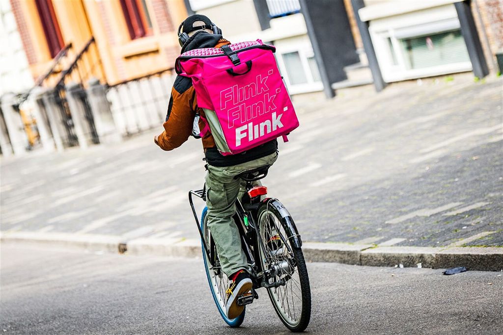 Nederlandse bezorger van Flink. De Duitse bezorgdienst neemt een Frans collegabedrijf over. - Foto: ANP