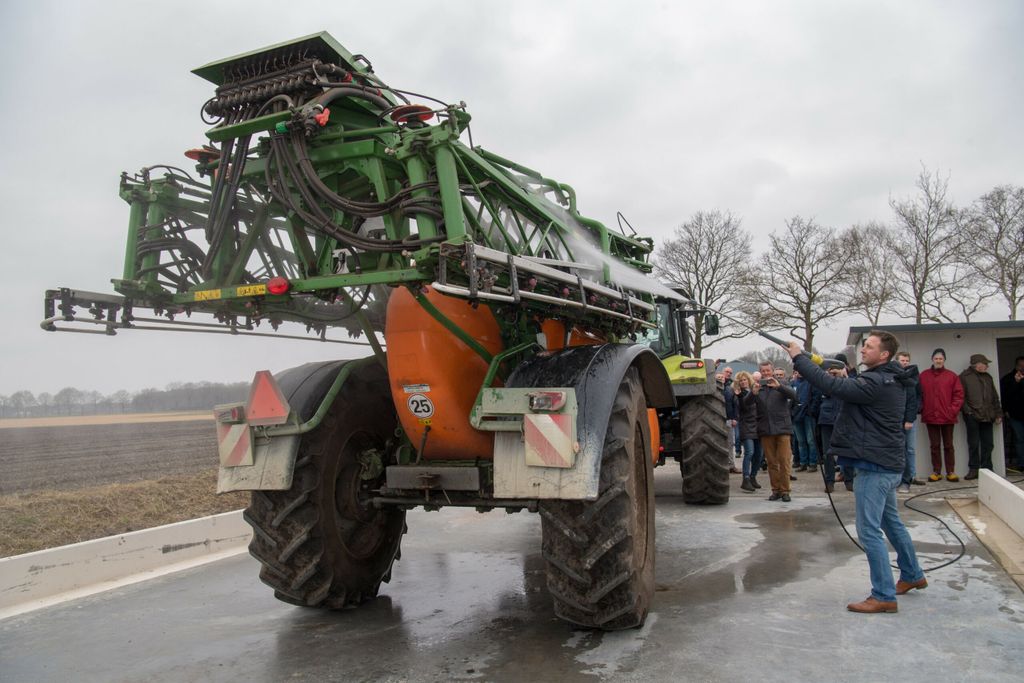 Op vrijdag 16 maart werd een moderne spuitplaats voor landbouwmachines in gebruik genomen in het Drentse Wapse van werktuigenvereniging 'De Noeste Vlijt'.