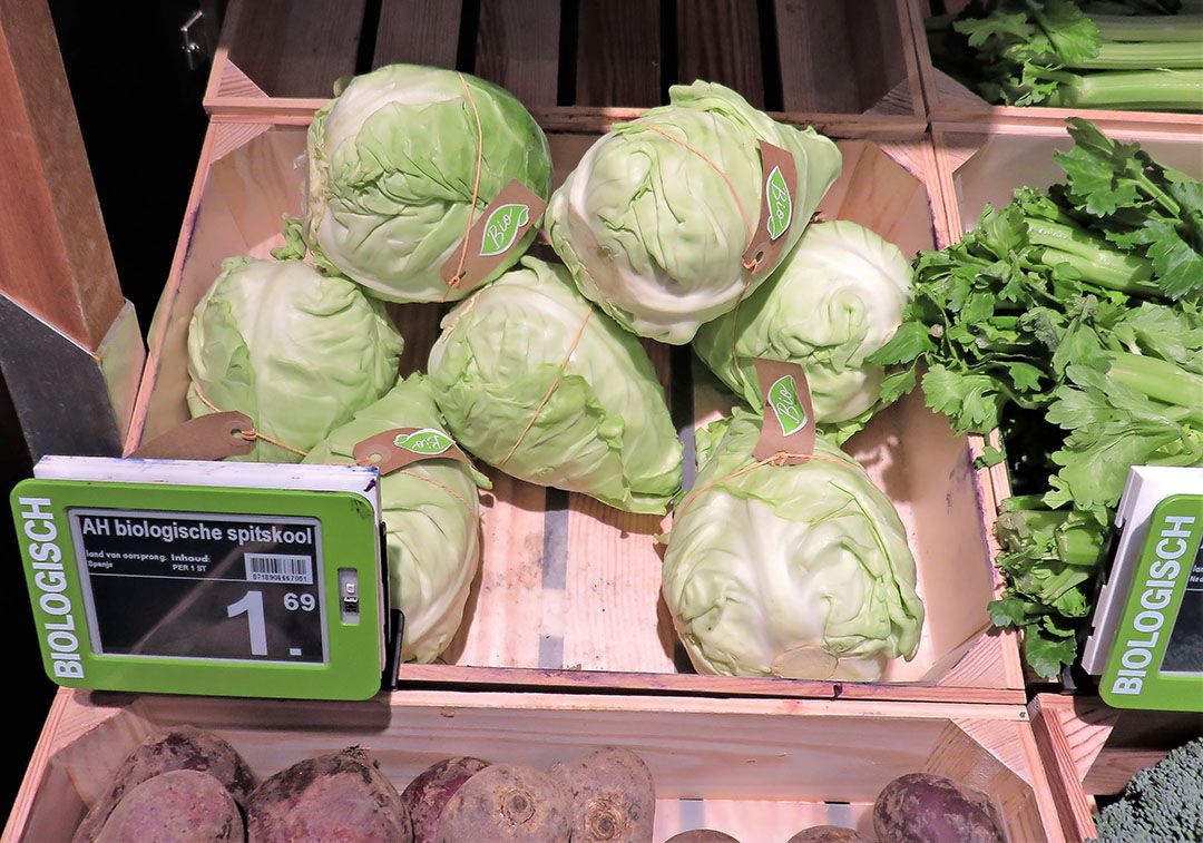 Op dit moment onderzoekt Albert Heijn verschillende opties hoe biologische producten te onderscheiden zijn van reguliere producten. - Foto: Ton van der Scheer