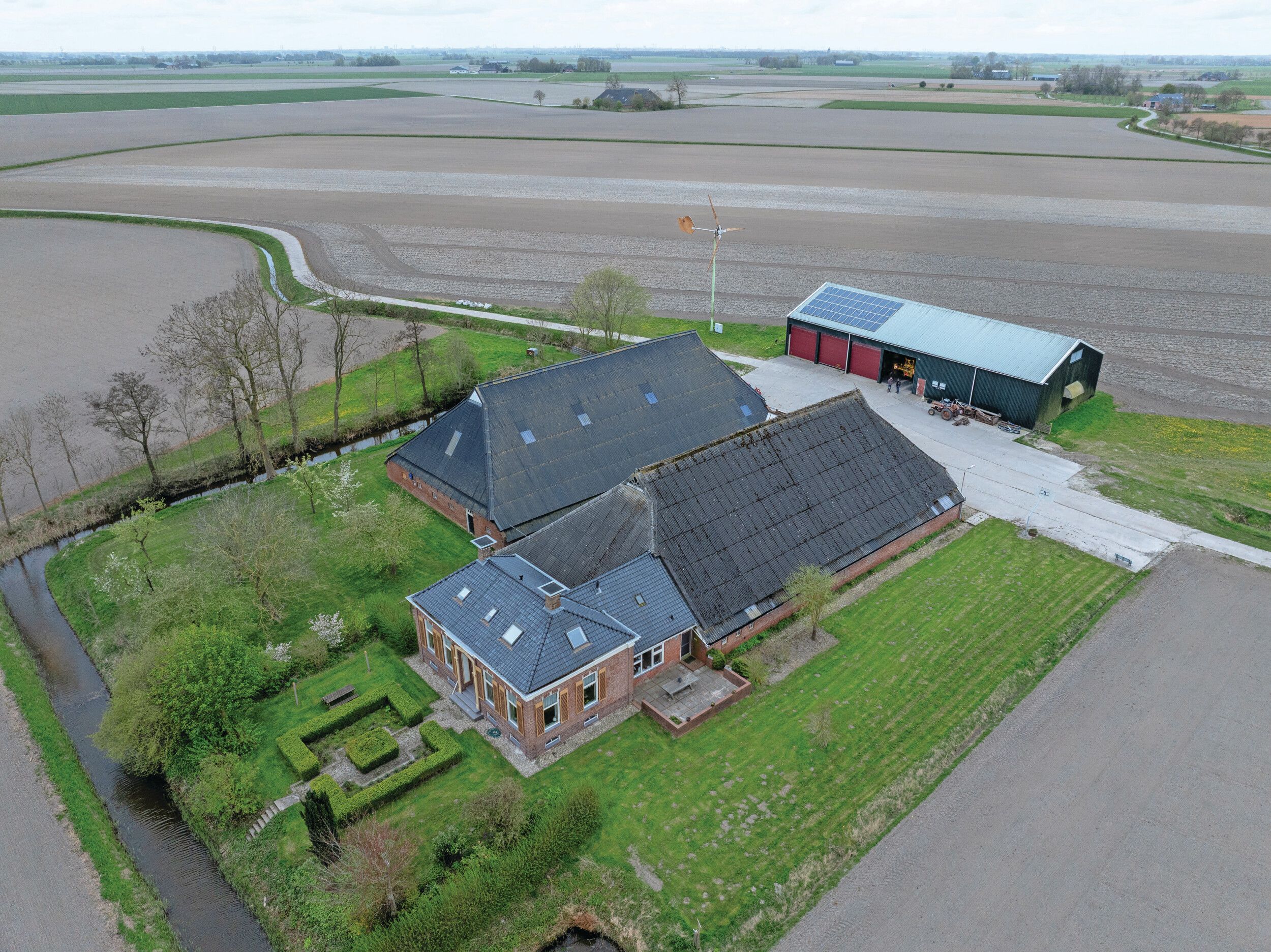 Op zijn bedrijf in Eppenhuizen krijgen eiwitgewassen inmiddels een vaste plek in het bouwplan.