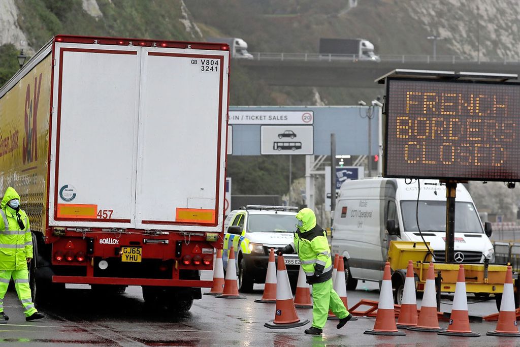 De haven van Dover nadat Frankrijk alle reizen uit het VK verbood. Verschillende landen sloten hun grenzen voor verkeer uit het VK, het zorgt onder meer voor onzekerheid over het transport van agri- en foodproducten. - Foto: The Associated Press/ANP
