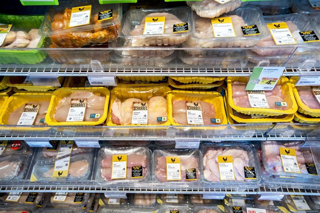 Kippenvlees in de koeling van supermarktketen Albert Heijn.  In de kipketen start AH nu met het Beter voor Kip, Natuur & Boer-programma. Foto: ANP