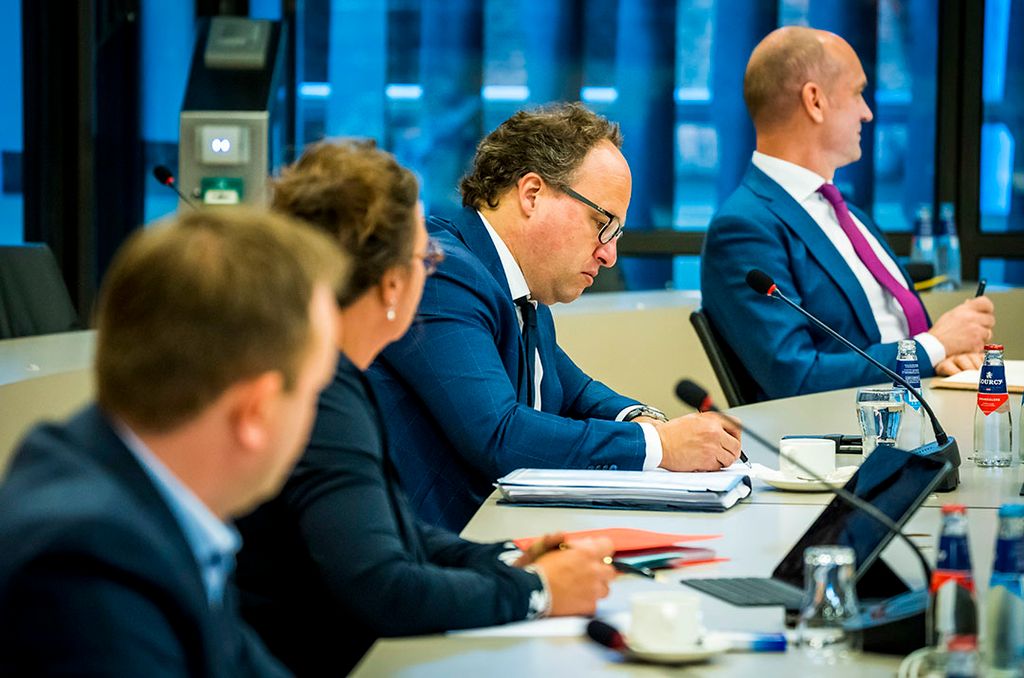 Minister Wouter Koolmees (3e van links) tijdens een overleg in de Tweede Kamer over het Actieplan arbeidsmigratie. - Foto: ANP