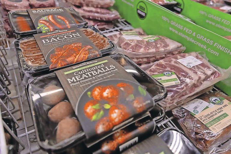 Kweekvlees in het schap van een Amerikaanse supermarkt. In de EU wordt het steeds moeilijker om gecultiveerd vlees een benaming te geven nu het Parlement heeft ingestemd met nieuwe regels. Foto: Mission Barns