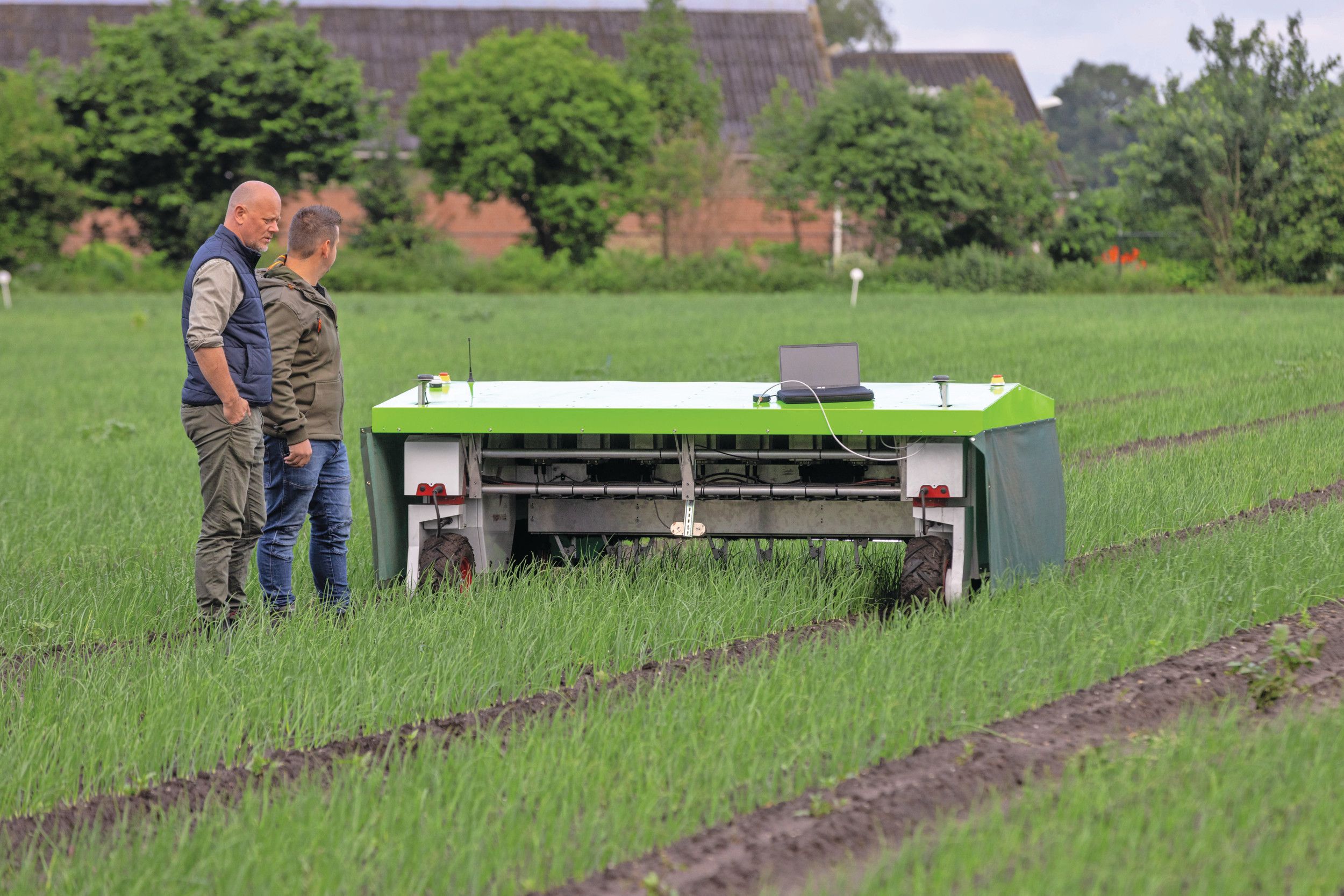 De Ekobot aan het werk in Gemert. Van de NPPL-demo’s en praktijktesten wordt een olievlekwerking verwacht. Foto: Koos Groenewold