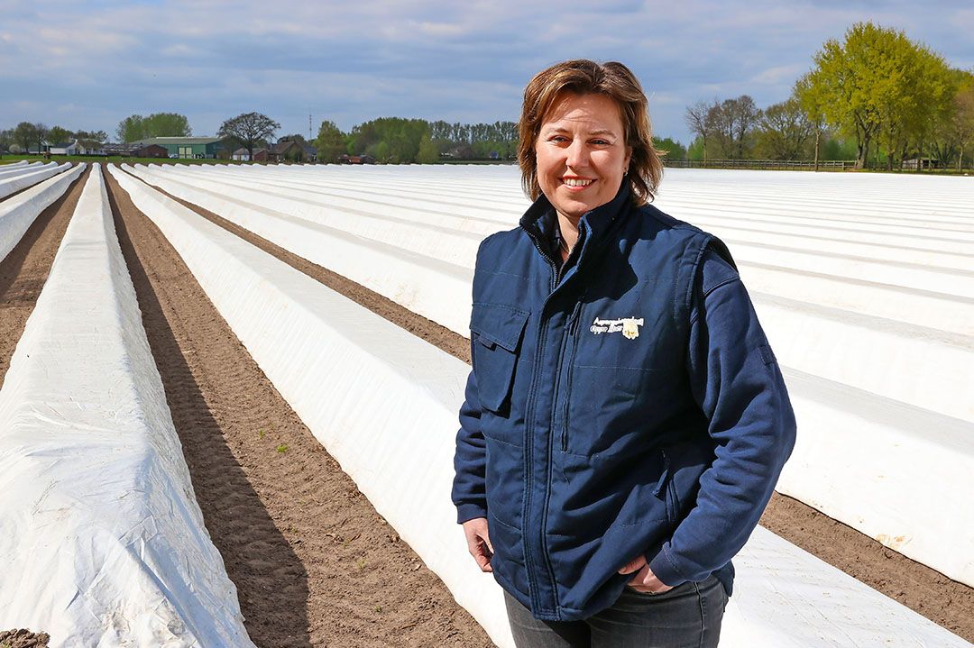 Elle Snijders:  De top van de aspergeproductie komt over enkele weken. Dan wordt het echt spannend.  - Foto: Bert Jansen