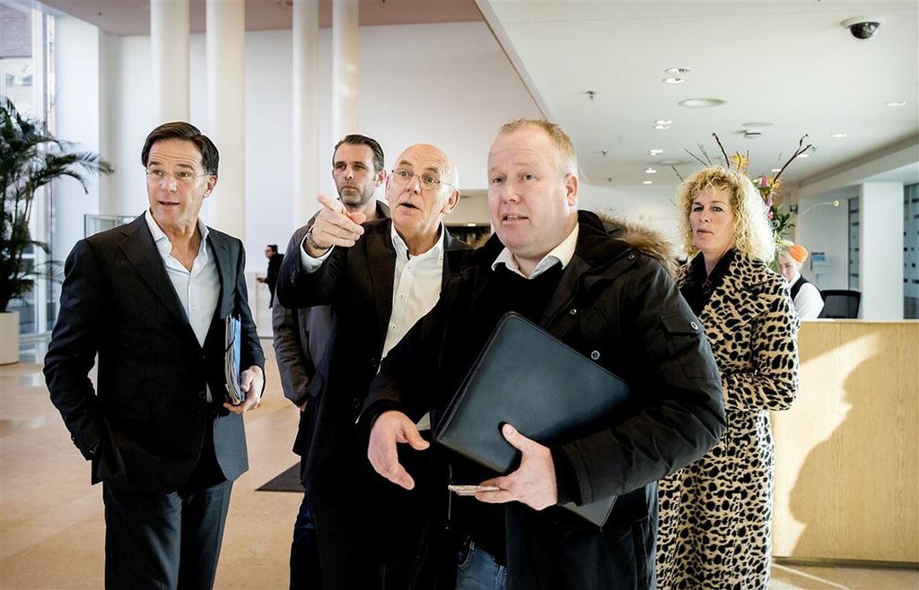 Premier Mark Rutte overlegt op 5 februari 2020 met vertegenwoordigers van het toenmalige Landbouwcollectief, met helemaal rechts Trienke Elshof van LTO Nederland. - Foto: ANP