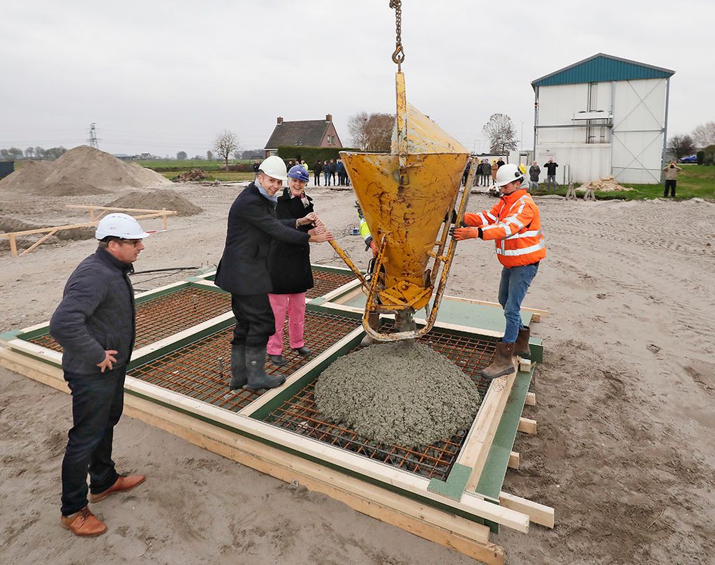 Met het storten van beton is de aanleg van een forse houtstookinstallatie gestart waarmee kassen verwarmd worden in gebied Koekoekspolder.