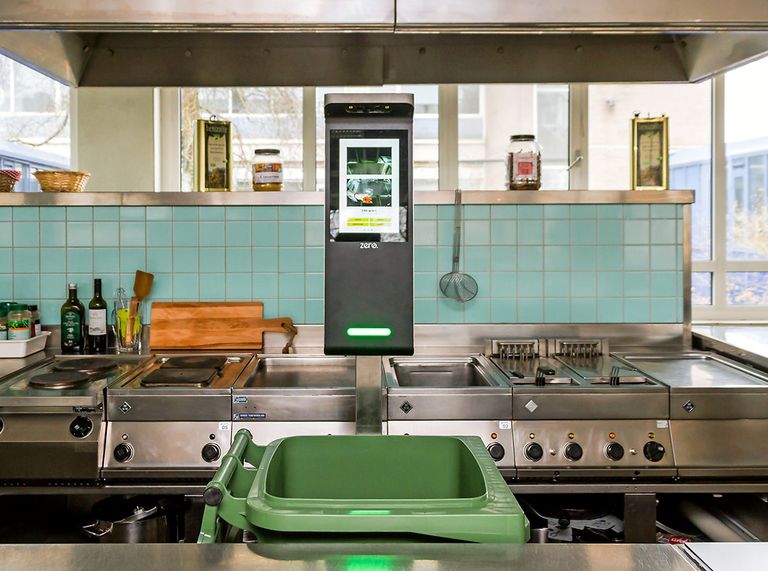 De plug-and-play-installatie van de food waste-monitor in de keuken. - Foto: Orbisk