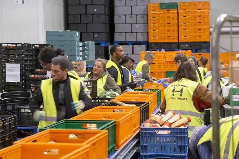 Vrijwilligers van voedselbanken zuchtten ook laatste dagen onder hitte, tenzij het werk plaats vindt in koelruimte, zoals hier in Rotterdam West Delfshaven. - Foto: ANP