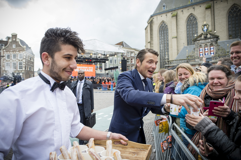 Altijd weer die asperges, koninklijke groente, gekookt door topkok Johnnie Boer en uitgedeeld door Prins Maurits aan de gewone Zwollenaar.</p> <p>foto: ANP