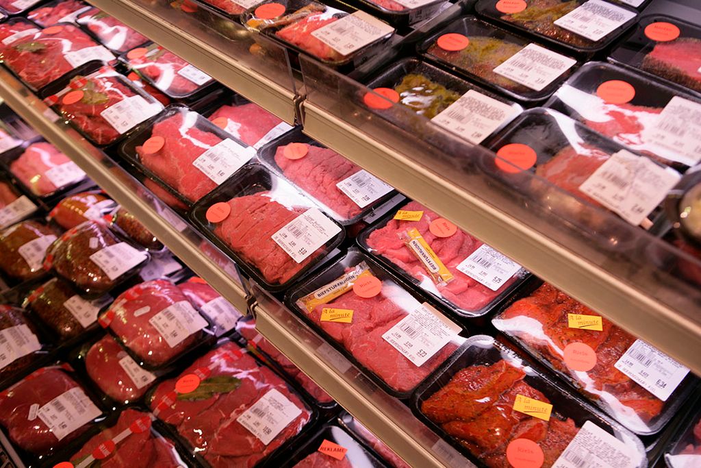 Supermarkten zien brood in vlees van Nederlandse runderen die in de wei hebben gelopen. - Foto: Jan Willem Schouten