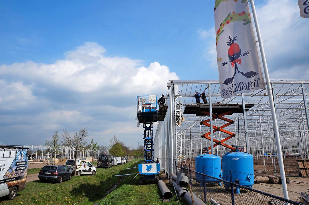 Greenco en Wim Peters bouwden allebei nieuw na de verwoestende hagelstorm enkele jaren terug. - Foto: Gerard Boonekamp