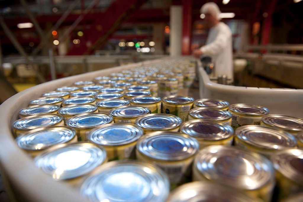 Consdensproductie bij FrieslandCampina in Leeuwarden. De mensen die moeten afvloeien bij Alaska Milk werken volgens RFC in de productie van condens, melkpoeder en in de technische dienst. Foto: Mark Pasveer
