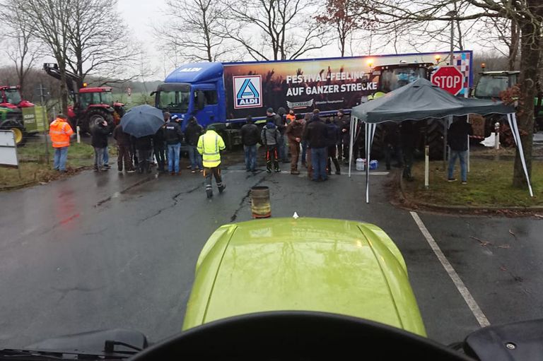 Blokkade bij Aldi Beverstedt - Foto: Misset