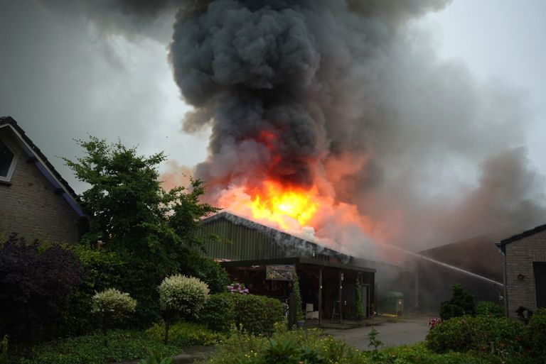 De brand begon in een koelcel vermoedelijk door blikseminslag.  – Foto: FPMB ERIK HAVERHALS