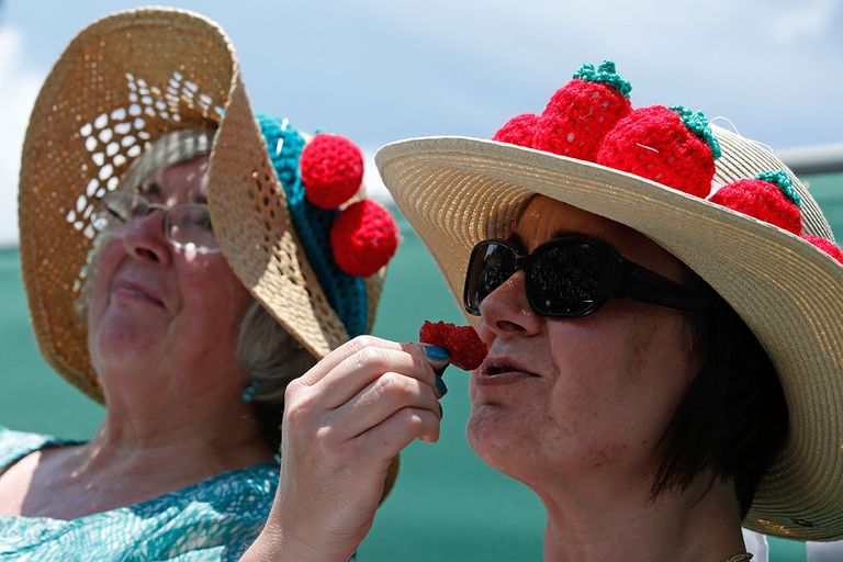 Engelsen eten vooral veel aardbeien op plattelandsfestivals en sportevenementen als Wimbledon. - Foto: Adrian Dennis/AFP/ANP
