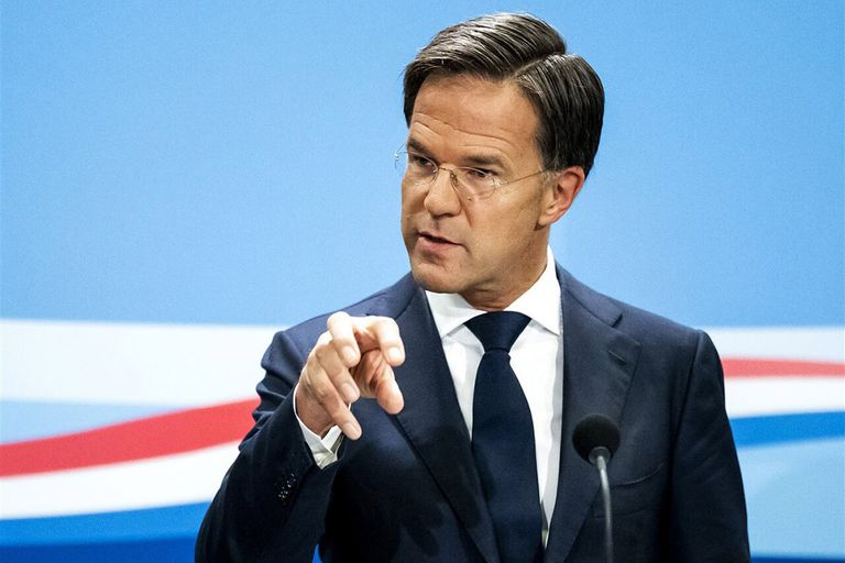 Minister-president Mark Rutte tijdens de persconferentie waarin hij de nieuwe steunmaatregelen toezegde. - Foto: ANP