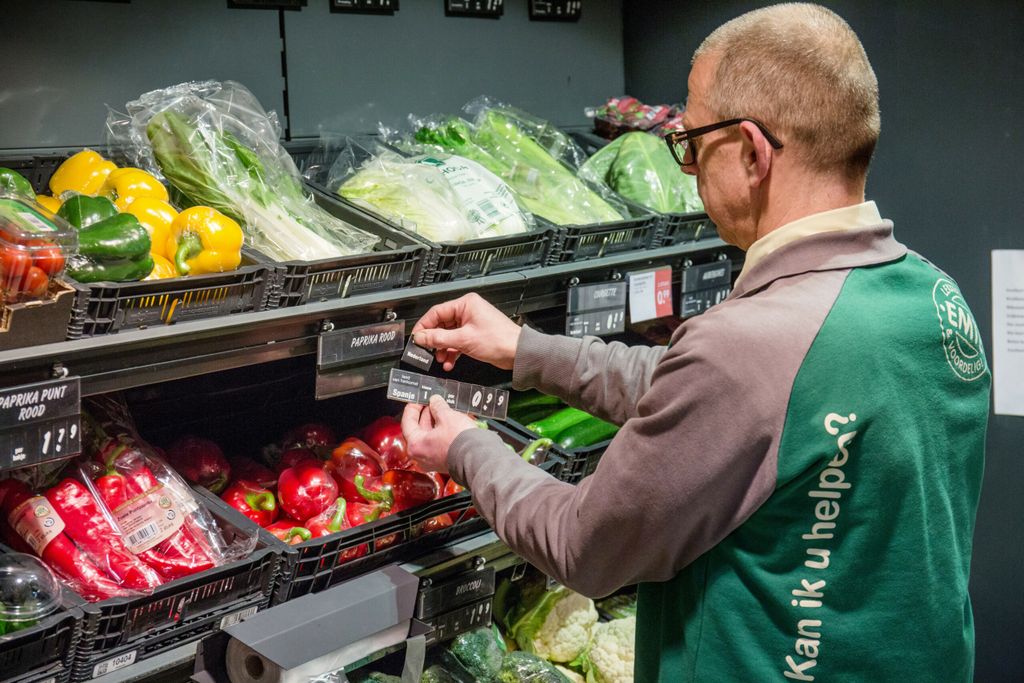 Omwisselen herkomst bordjes groenten bij supermarkt Emté. - Foto: Herbert Wiggerman
