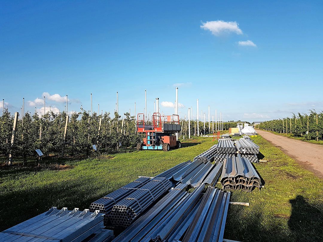 Na kleinere tests legt Proeftuin Randwijk nu volledige afscherming aan op een heel perceel Jonagold. - Foto: Wouter van Teeffelen