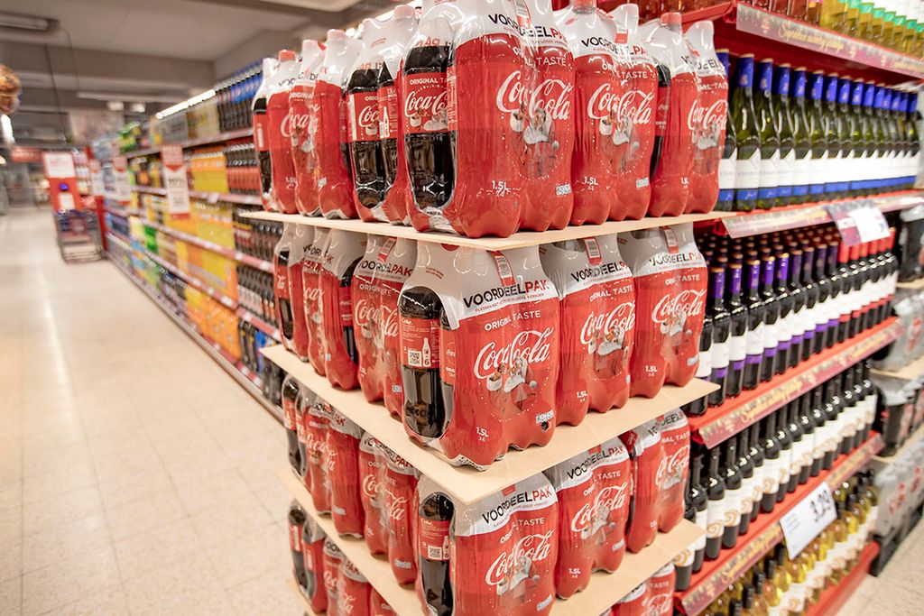 Ruim aanbod aan cola in een supermarkt. Suikertaks betekent in de praktijk vooral: frisdranktaks, ofwel extra belasting op suikerhoudende (fris)dranken. Foto: ANP