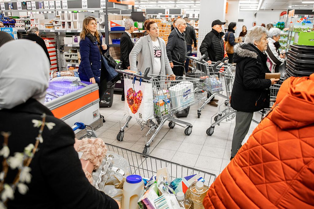 Drukte in een supermarkt in Dordrecht. Door de uitbraak van het coronavirus is de omzet van supermarkten flink hoger dan vorig jaar. - Foto: ANP