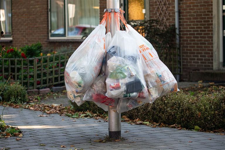 Opmerkelijk genoeg wordt het materiaal van plastic verpakkingen in de praktijk vaker hergebruikt dan papieren verpakkingen. Foto: ANP