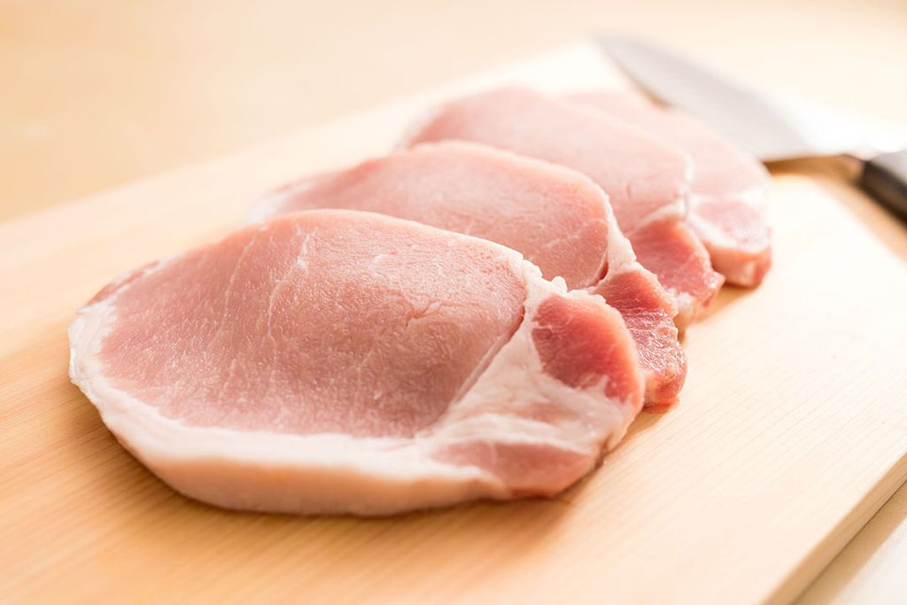 De eerste labels moeten dit jaar al op vers varkensvlees verschijnen als tekst. Foto: Canva