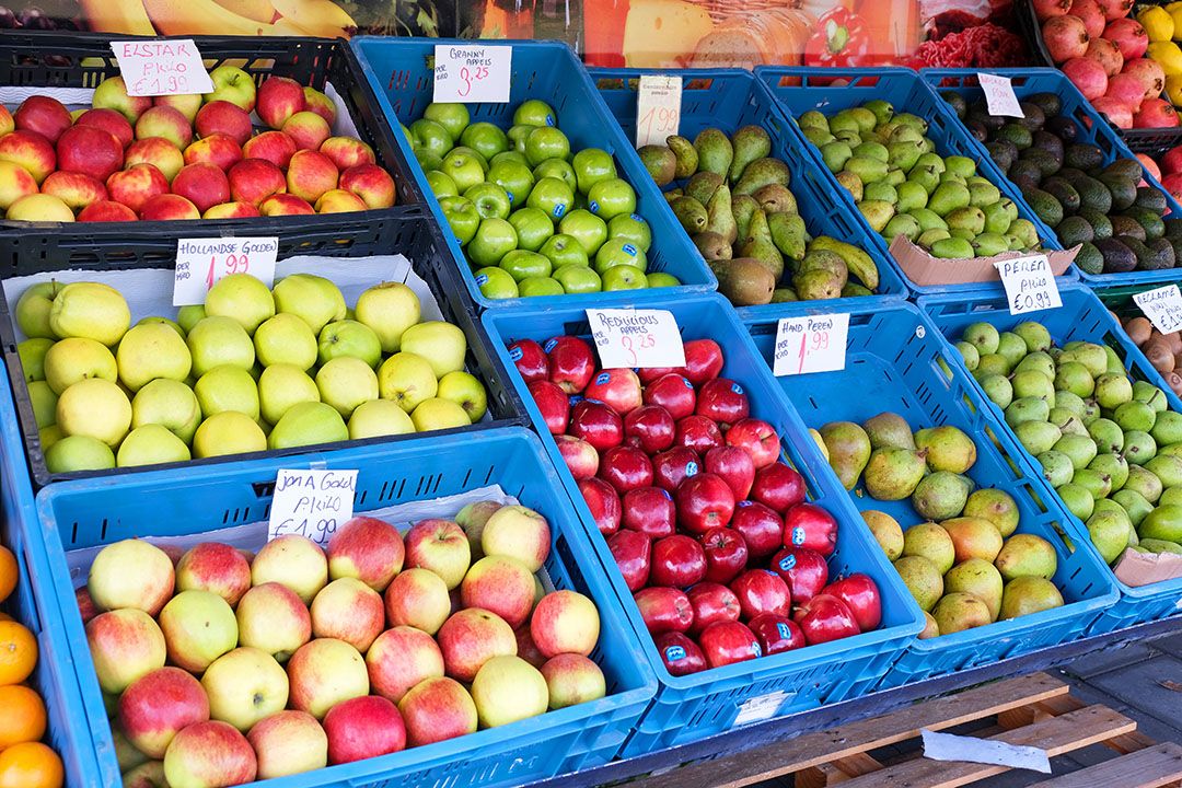 Kistjes met fruit bij een groenteman. - Foto: ANP