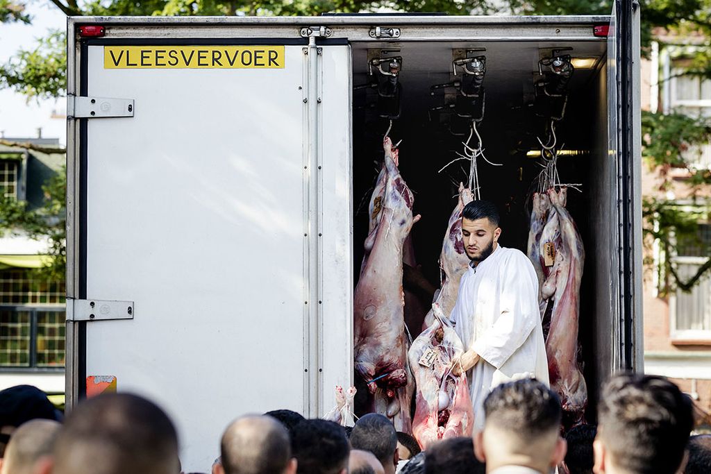Klanten halen vlees bij islamitische slagerij Rif in 2018 in Den Haag. Het offerfeest wordt door Nederlandse en Belgische moslims gevierd door het eten van schaap of lam. - Foto: ANP
