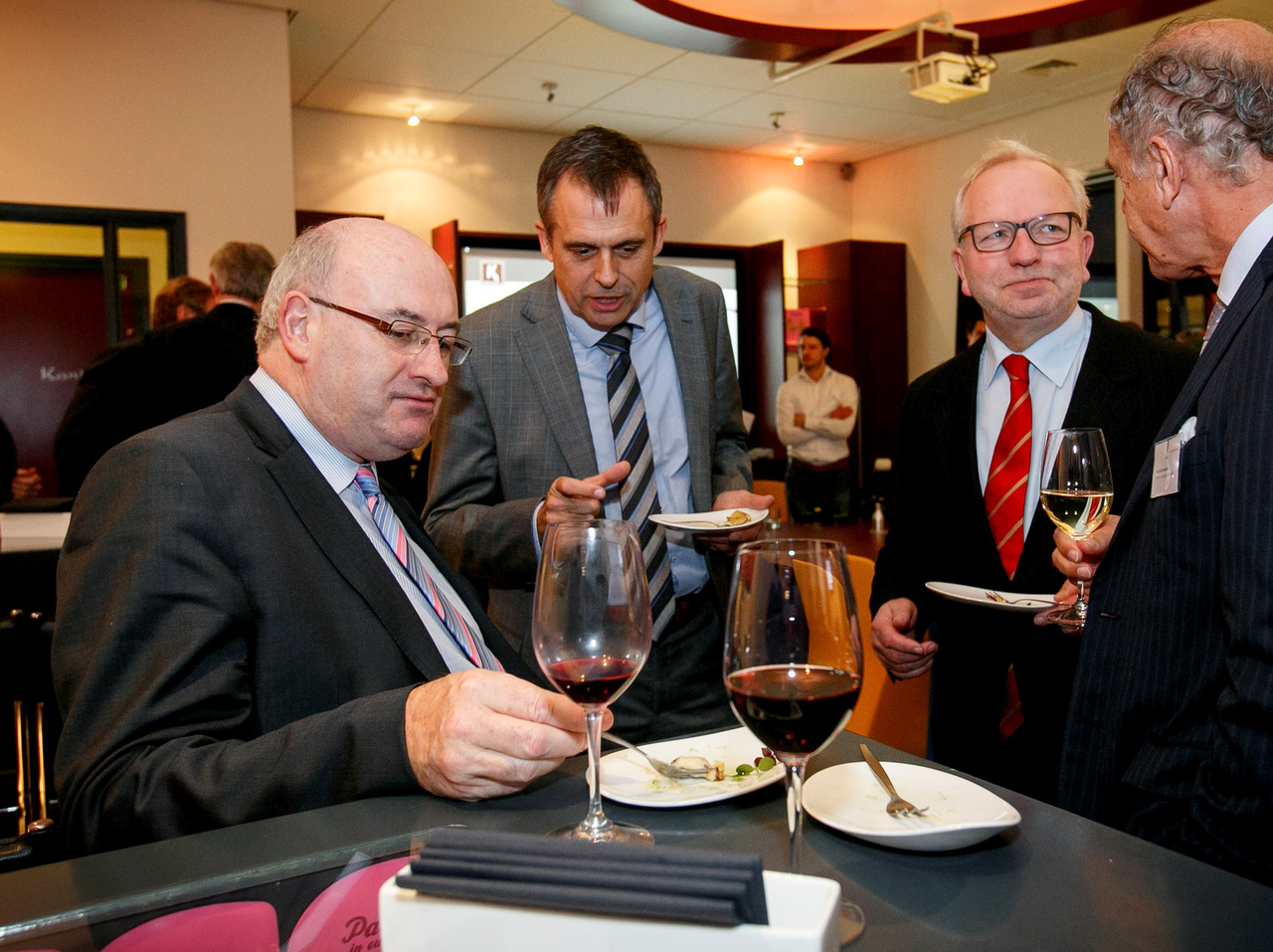 Eurocommissaris Phil Hogan (l) verantwoordelijk voor de opkoopregeling na de Russische boycot. Hier op de (archief)foto tijdens een kennismaking met onder meer Nico van Ruiten (Glaskracht) tweede links.