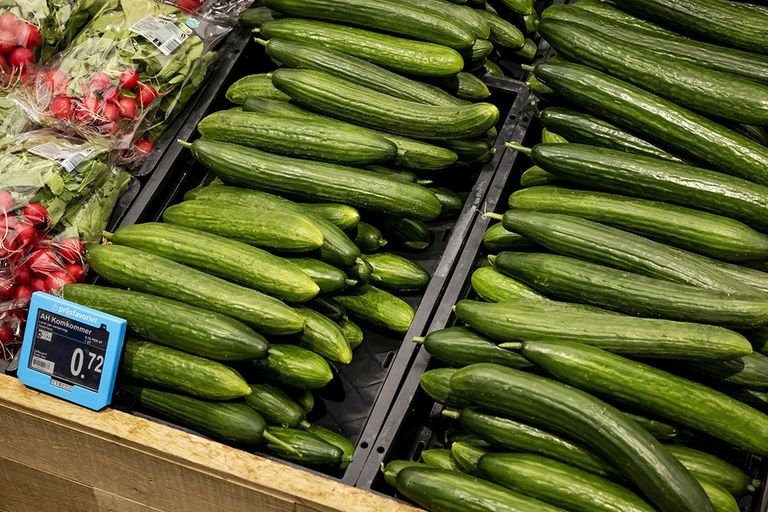 Deze week lagen de komkommers bij AH nog te koop voor 72 cent. - Foto: ANP