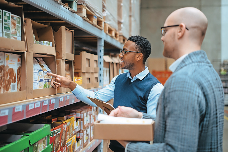 Categoriemanagers plannen productassortiment in het magazijn. Foto: Deze afbeelding is met behulp van AI gemaakt (Reve.art)