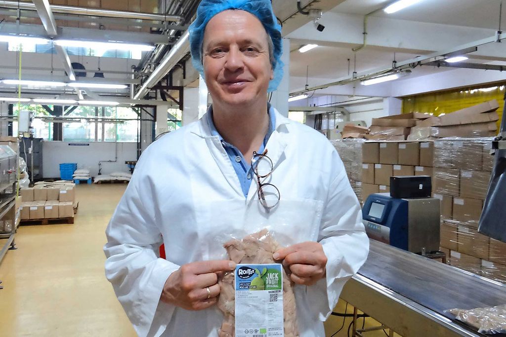 André Hendriks met een product gemaakt van jackfruit. - Foto's: Rootzz of Nature