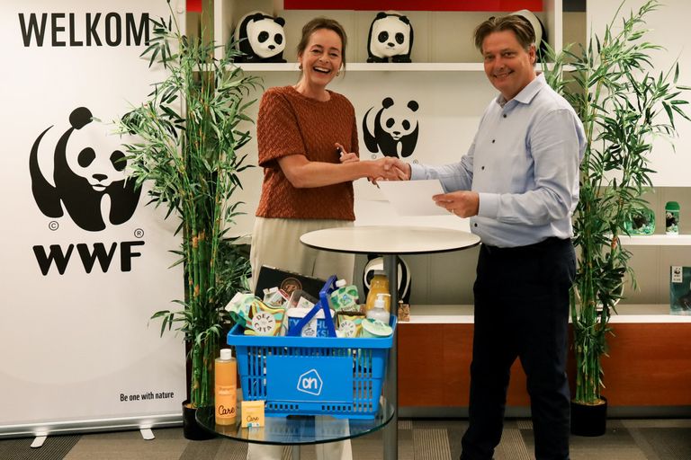 Albert Heijn en Wereld Natuur Fonds presenteren een aanpak voor supermarkten om de ecologische voetafdruk te halveren. Op de foto: Anita Scholte op Reimer, directeur Duurzaamheid en Kwaliteit bij AH en Bart Geenen, Chief Conservation Officer van WWF-NL.  Foto: Albert Heijn