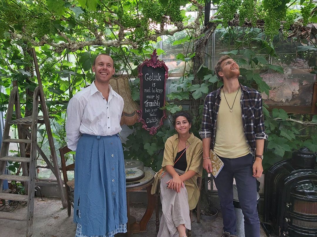 Jens van der Duim, Atoesa Farokh en Léon Feenstra  bezoeken tijdens een EatThis In Residency het Westlandse glastuinbouwbedrijf Framblij. - Foto: EatThis